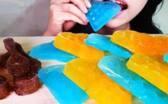 小姐姐吃冷面冰块图片,小姐姐挑战冷面冰块，美味与清凉的完美融合