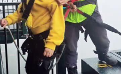 两个小姐姐翻车,两位小姐姐的意外“失控”瞬间