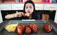 外国小姐姐吃炸酱和鸡腿,炸酱面与鸡腿的味蕾之旅