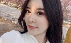 爱对镜自拍的小姐姐,爱自拍的时尚小姐姐风采