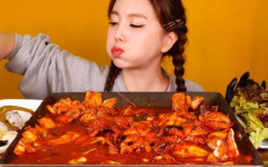 外国小姐姐吃炸酱和鸡腿,炸酱面与鸡腿的味蕾之旅