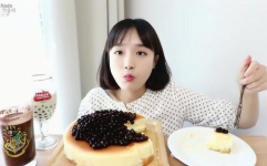 吃蛋糕的小姐姐头条文章,小姐姐与蛋糕的浪漫邂逅