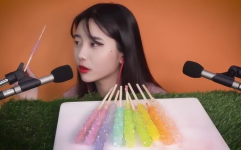 韩国小姐姐吃樱花水晶糖,韩国小姐姐甜蜜演绎樱花水晶糖美味瞬间